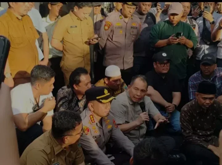Demo Mahasiswa di DPRD Sumut Ricuh, Surat Sakit Ketua Dewan Dirobek dan Gerbang Roboh