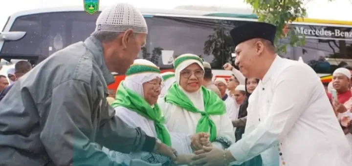 77 Jemaah Haji Padang Panjang Tiba, Disambut Haru di Rumah Dinas Wali Kota
