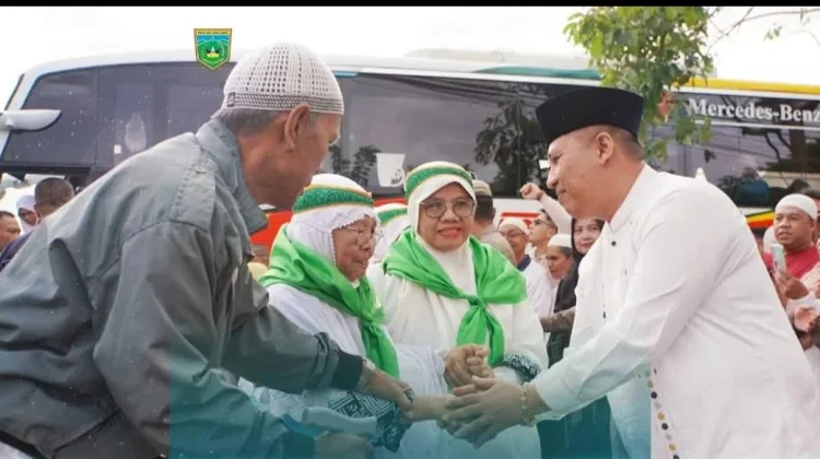 77 Jemaah Haji Padang Panjang Tiba, Disambut Haru di Rumah Dinas Wali Kota