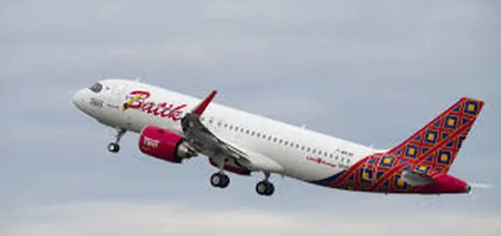 Insiden Power Bank Berasap di Udara, Batik Air Tegaskan Larangan Cas HP Selama Penerbangan