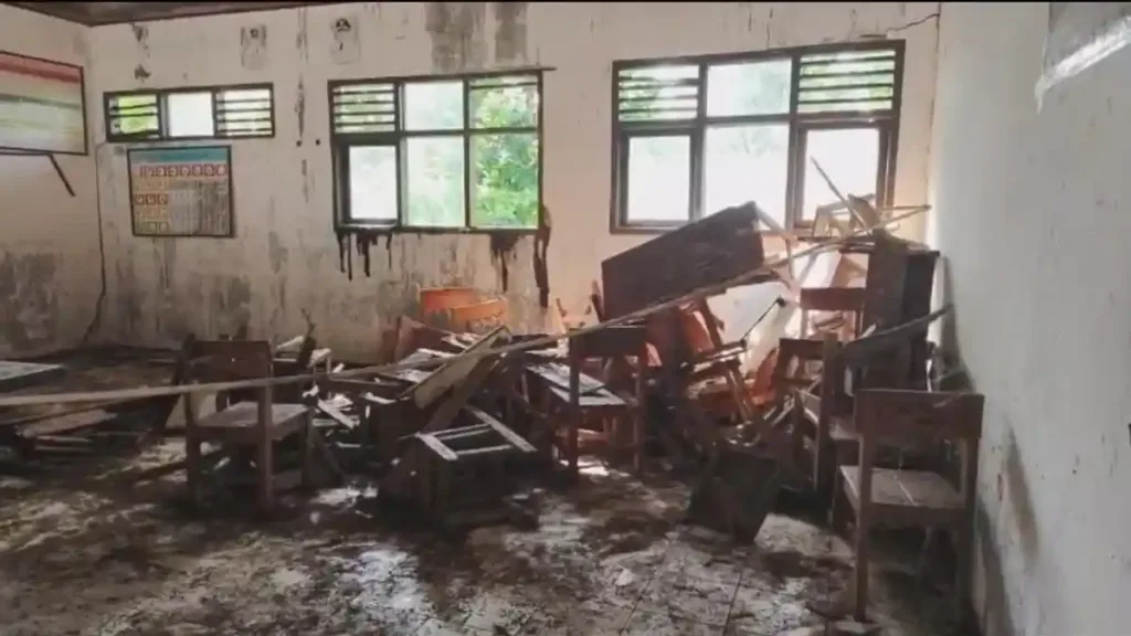 Miris, Siswa SDN Padahayu 2 Belajar di Kelas Retak, Guru Larang Murid Dekati Tembok