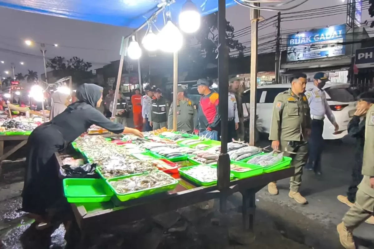 Para pedagang ikan di bahu jalan Pasar Kramat Jati, Kamis (20/8/2026). (Dokumentasi Humas Pemerintah Kota Jakarta Timur)