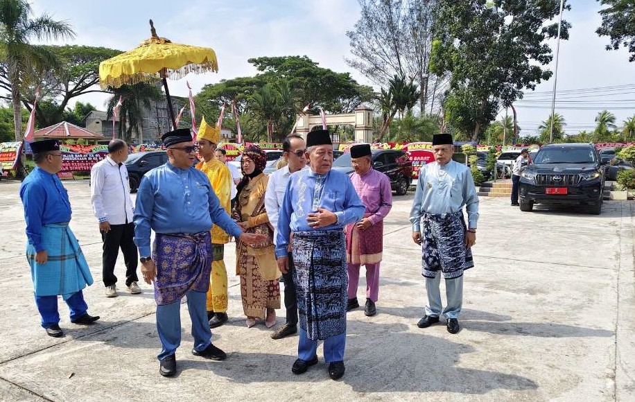 Azhar Hamzah Hadiri Paripurna HUT ke-61 Tanjab Barat, Ini Harapannya